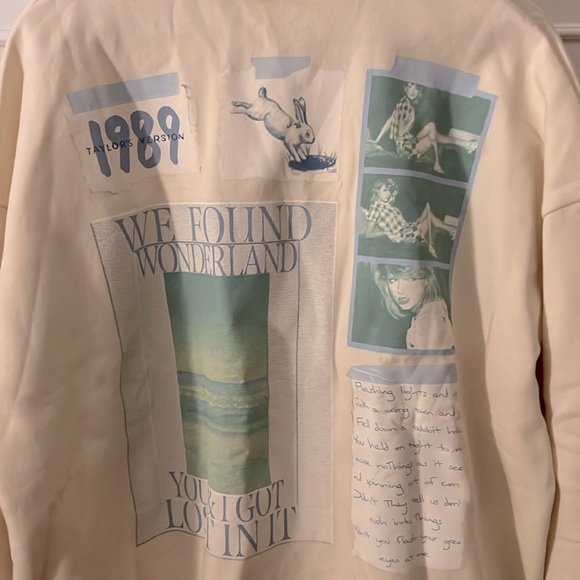 NWOT Taylor Swift 1989 Wonderland Quarter Zip Pullover Size Large - Picture 5 of 5